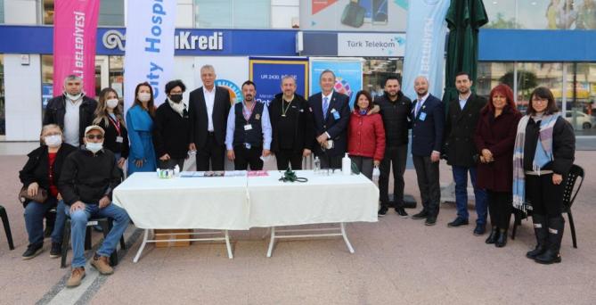 Mezitli Belediyesi, vatandaşlara tansiyon ve şeker ölçümü yaptı