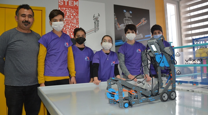 Büyükşehir’in Tarsus Kadın ve Çocuk Bilim, Teknoloji Atölyesi’ndeki çocuklar, başarıdan başarıya koşuyor