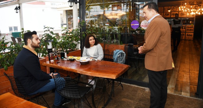 Başkan Özyiğit, Üniversite Caddesi esnafını gezdi
