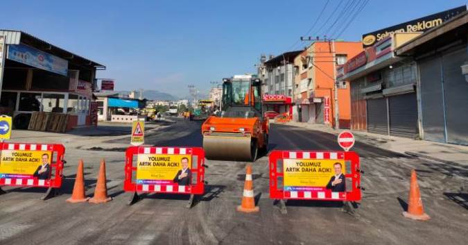 Mersinli Ahmet Bulvarı’nın deforme olan yolları asfaltlandı