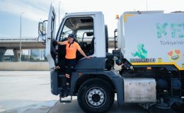 Mersin Büyükşehir’de bir ilk: Süpürge kamyonunda kadın şoför