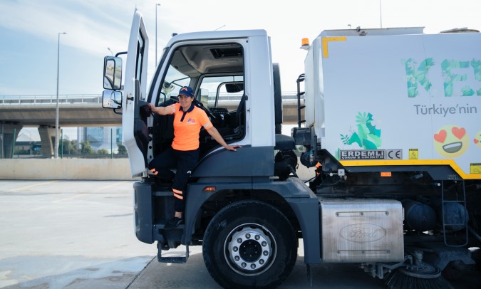 Mersin Büyükşehir’de bir ilk: Süpürge kamyonunda kadın şoför