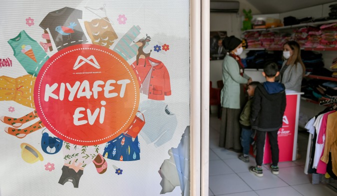 Kış günü çocukların botu da montu da Büyükşehir’den