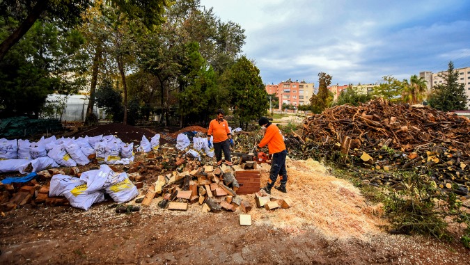 Büyükşehir Belediyesinden yaşlılara odun desteği