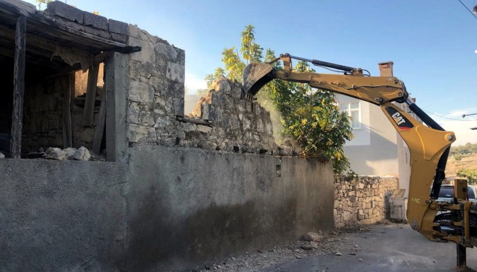 Akdeniz Belediyesi metruk binaların yıkımına devam ediyor