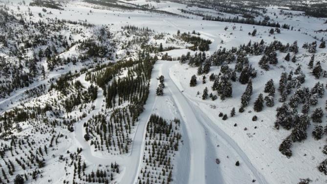 Yaz şehri Mersin’de yılın ilk karı yolları kapattı