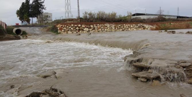 Belediye o yolu kapattı