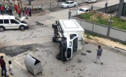 Araçla çarpışan kamyonet devrildi, sürücüler yara almadan kurtuldu