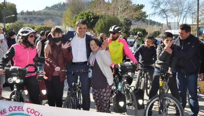 Down sendromlu ve otizmli çocuklar için 8 bin 500 kilometre pedal çevirdiler