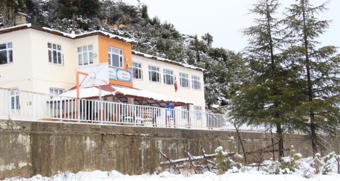 Mersin’in sahil kenti Erdemli’de kar sıfır rakıma kadar geldi, bazı okullar tatil edildi