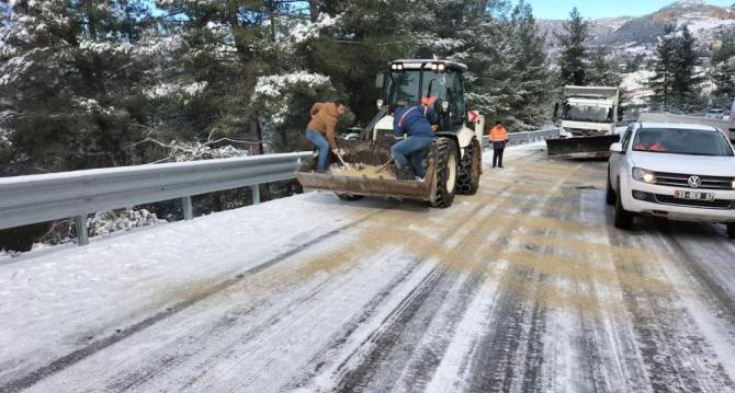 Mersin’de ekipler kar nöbetinde
