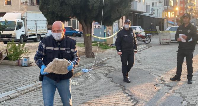 Rüzgarda kafasına 10 kiloluk taş düşen kadın hayatını kaybetti