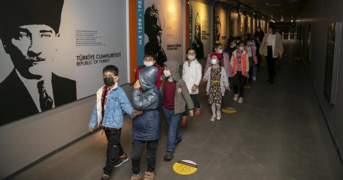 Büyükşehir Belediyesinden öğrencilere kent turu