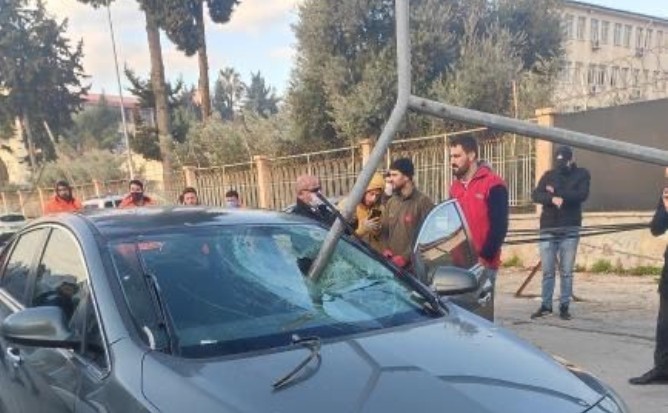 Devrilen direk otomobilin ön camına saplandı, sürücü şans eseri ölümden döndü