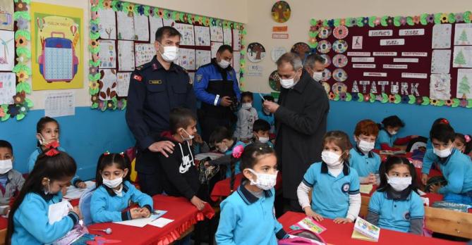 Başkan Bozdoğan, öğrencilerin karne heyecanına ortak oldu
