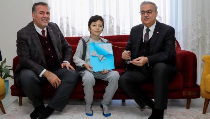 Vali Su, evde eğitim gören öğrenciye karnesini verdi