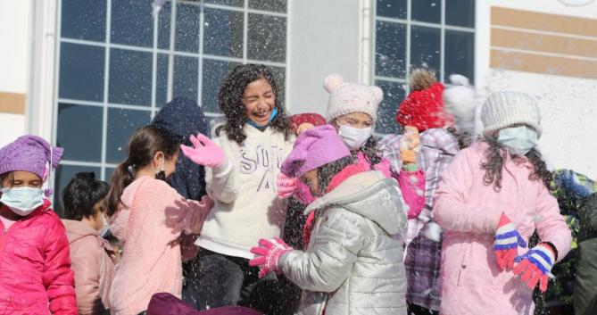 Belediye Başkanından öğrencilere karne hediyesi ‘kar’ sürprizi oldu
