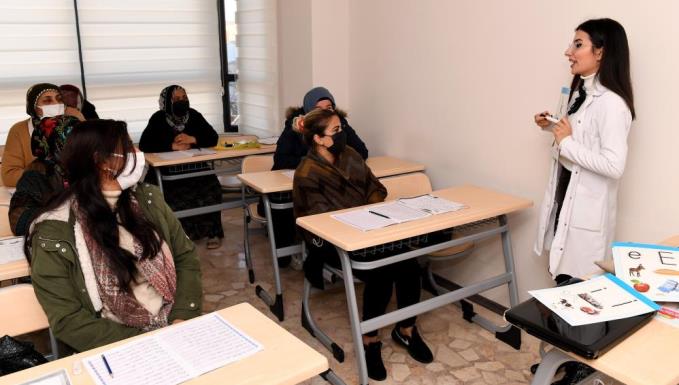 40’ından sonra okuma-yazma öğreniyorlar