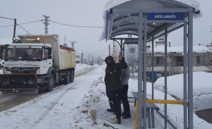 Mersin’de yoğun kar yolları kapattı, mahsur kalan vatandaşlar kurtarıldı