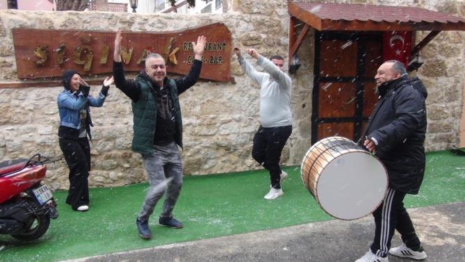 Yıllar sonra kar yağdı, vatandaş davul eşliğinde göbek attı