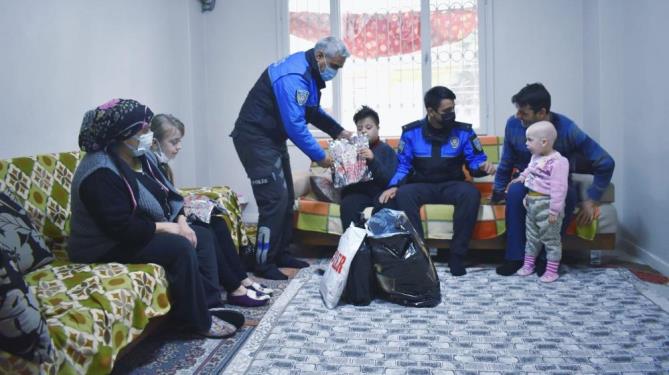 Mersin polisinden Elif ve Hafize’ye anlamlı ziyaret