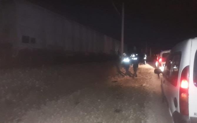 Rayların üzerine park edilen otomobile yük treni çarptı