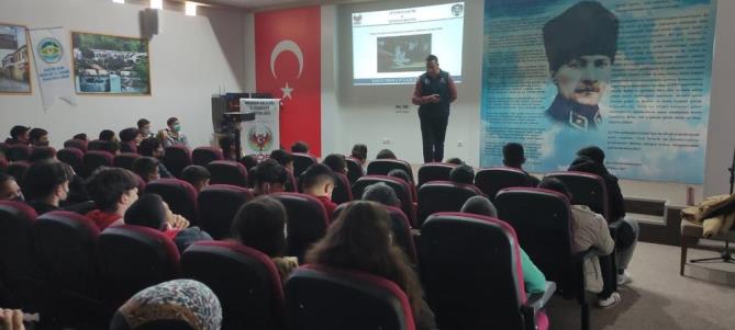 Gençler terör örgütlerine karşı bilgilendiriliyor