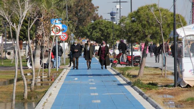 Günler sonra güneşi gören Mersinliler sahile aktı