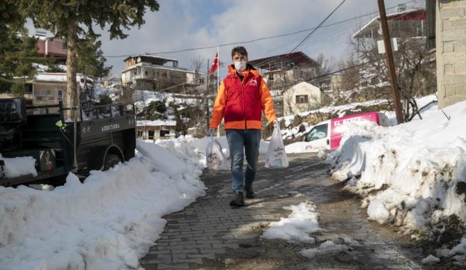 Büyükşehir, Karla kaplı kırsalda ekmek ve süt dağıtıyor