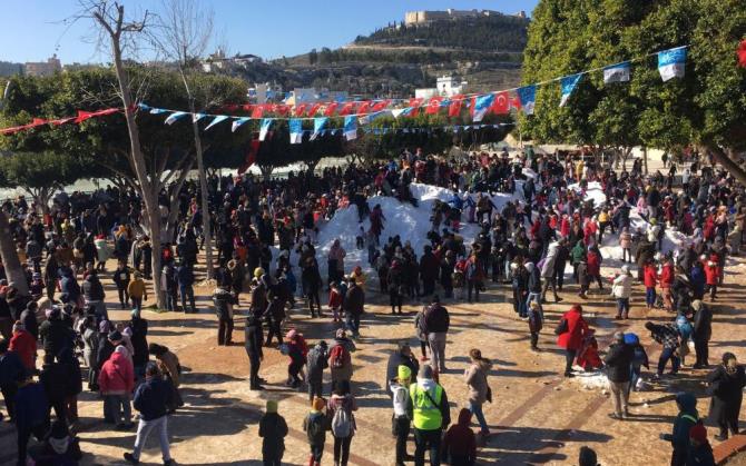 Mahalle yollarını kapatan tonlarca kar şehirde çocukların eğlencesi oldu