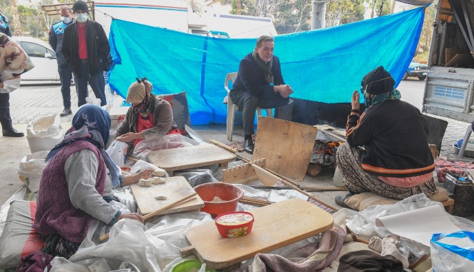 Başkan Özyiğit, semt pazarında vatandaşlarla buluştu