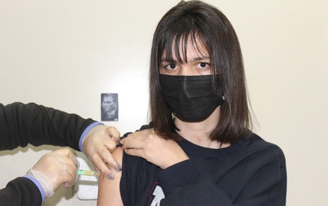 Mersin Barosu’ndan HPV Aşı bursu: 6 öğrencinin ilk doz aşısı yapıldı