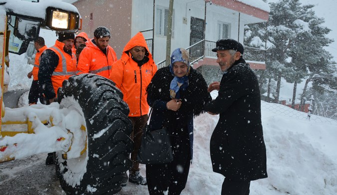 Kar nedeniyle 4 gündür mahsur kalan çifti kurtarıldı