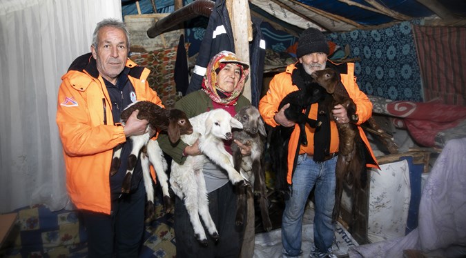 Mersin Büyükşehir, Yörük bir ailenin 120 hayvanını kardan kurtardı