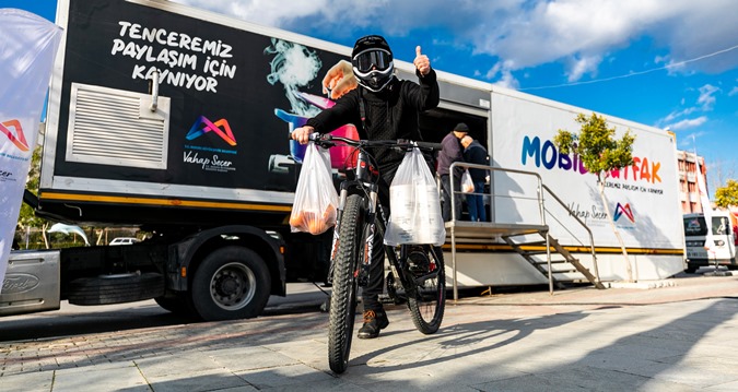 Mersin Büyükşehir’in Mobil Mutfak Tırı Anamur’da