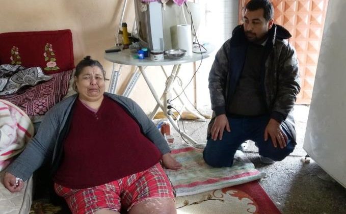 Tek odalı evde hasta anneye engelli oğlu, devlet ve komşuları bakıyor