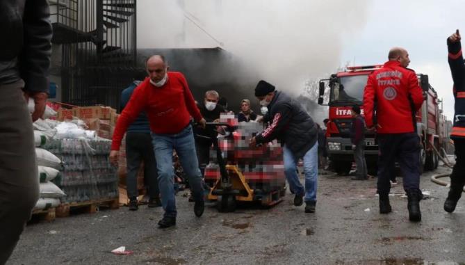 Alışveriş merkezinde çıkan yangın korkuttu