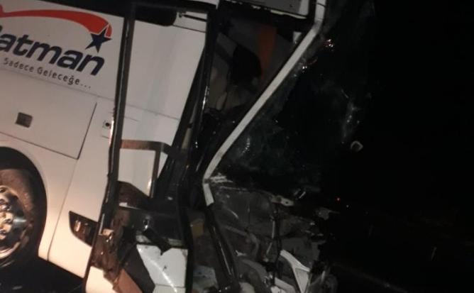 TEM otoyolunda yolcu otobüsü tıra çarptı: 1 ölü, 13 yaralı
