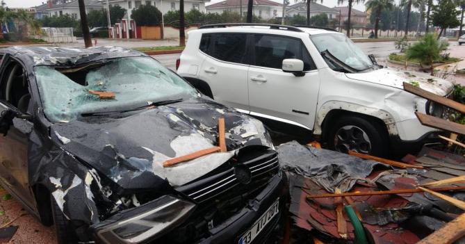 Fırtına binanın çatısını uçurdu, araçlarda hasar oluştu