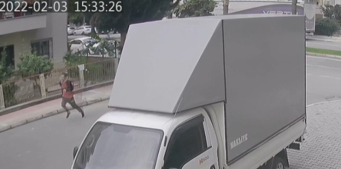 Genç kız kapkaççının peşinden koştu ama yetişemedi