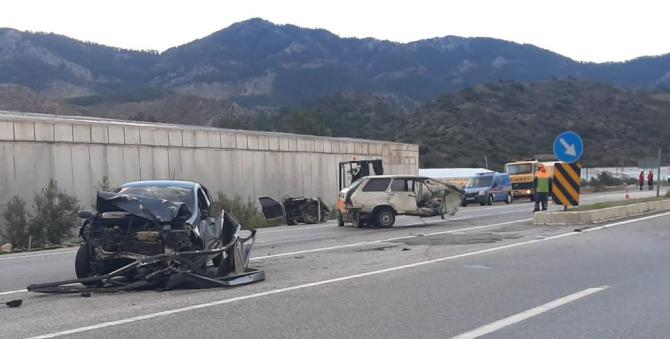 Mersin’de feci kaza: Otomobil ikiye bölündü