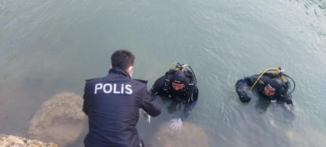 Polis baraj suyunu didik didik edip atılan silahı buldu