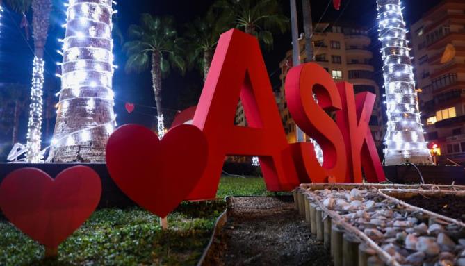 Mersin, 14 Şubat için süslendi