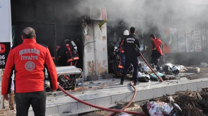 Yorgan dükkanı alev alev yandı