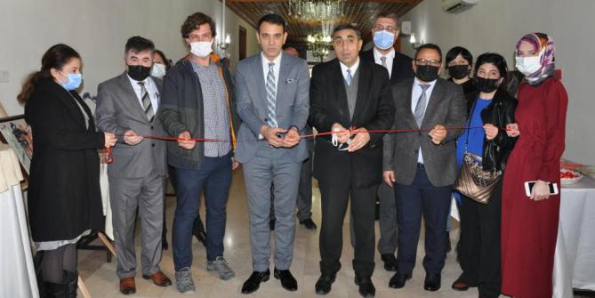 Resim ve seramik kursunu bitirip sergisi açtılar