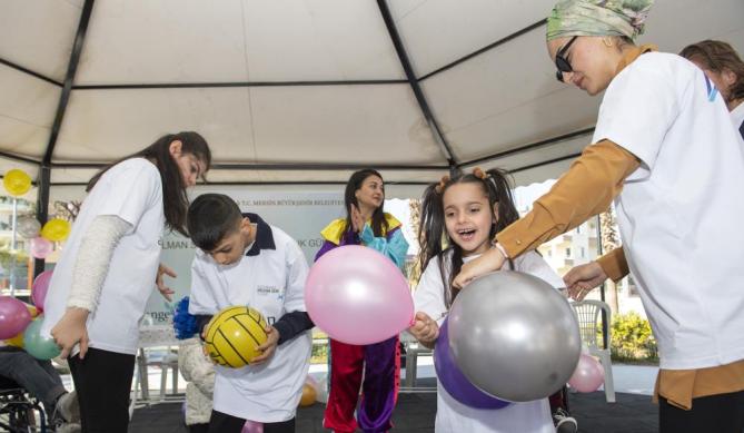 Mersin’deki ‘Angleman Sendromlu’ aileler bir araya geldi