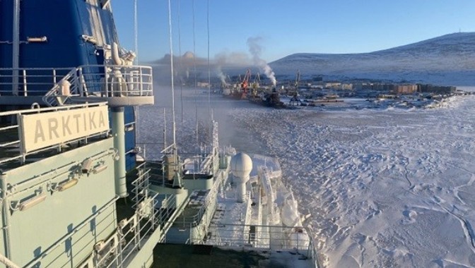 Rosatomflot’un buzkıran gemisi Arktika, ilk doğu-batı refakati görevine başladı