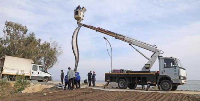 Mezitli sahilinde aydınlatma çalışmaları başladı