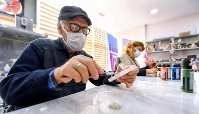 Yaşlılar, Büyükşehir Belediyesinin El Sanatları Atölyesinde üretiyor