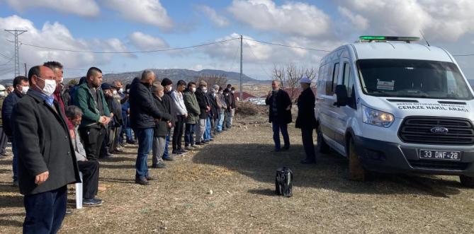 Kocasının okul bahçesinde öldürdüğü 2 çocuk annesi toprağa verildi